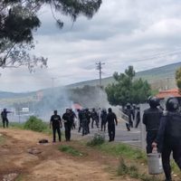 Guardia civil de Michoacán disuelve bloqueos carreteros de normalistas