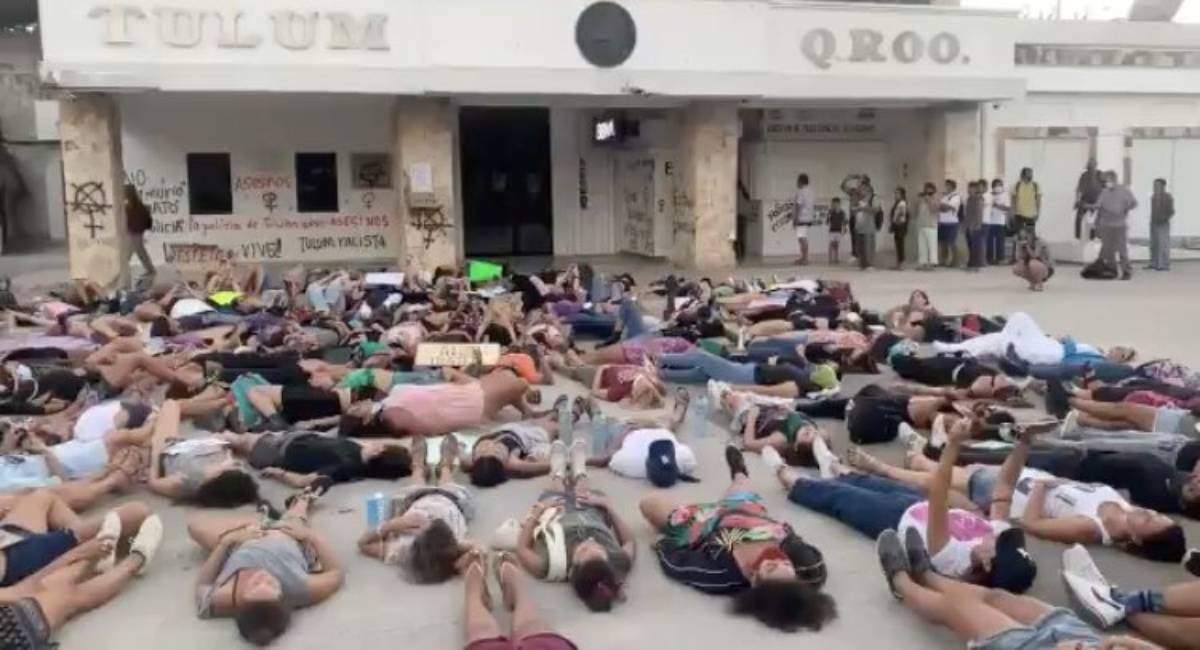 Performance en Tulum durante la protesta feminista