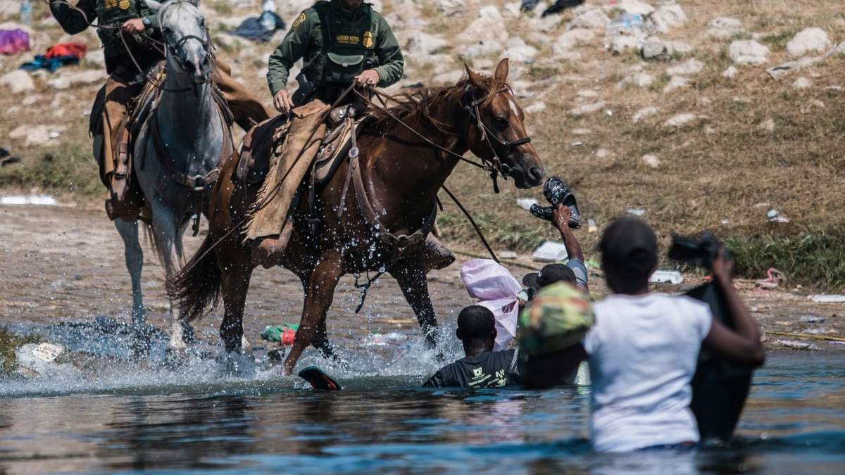 Según el informe, los jinetes que golpearon a migrantes recibieron sólo sanciones administrativas