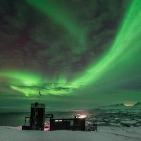 Así es el “agujero azul” en el cielo de un pueblo de Suecia, donde siempre se ven las auroras