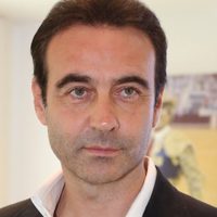 Luego de un mal trance, Enrique Ponce vuelve a la realidad y con gran compañía