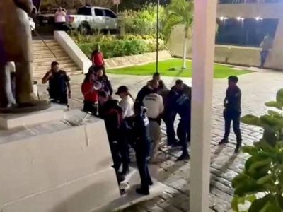 Reprimen manifestación contra nuevo magistrado del TSJ Campeche, acusado de violencia de género