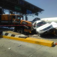 Tráiler se impacta contra caseta de cobro en Jalisco; tres heridos