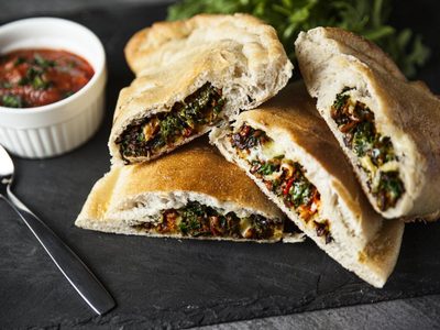 Calzone vegetariano: 3 opciones muy sabrosas para rellenarlo con vegetales variados