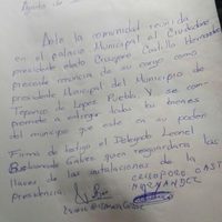 Hartos de la inseguridad, pobladores obligan a alcalde a renunciar en Puebla