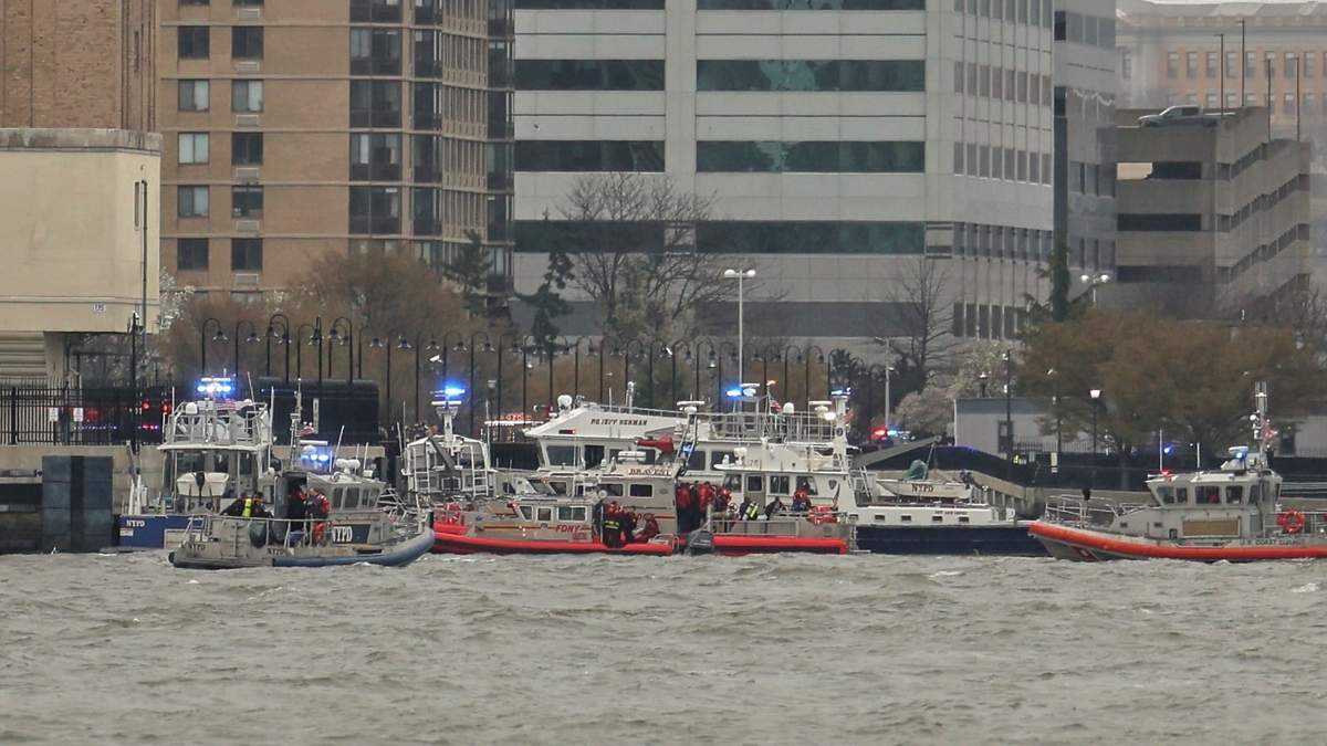 La policía y los equipos de bomberos de Nueva York y Nueva Jersey en el sitio donde un helicóptero se estrelló en el río Hudson