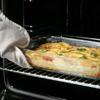 El secreto de la abuela para limpiar las bandejas llenas de grasa después de cocinar y dejarlas impecables
