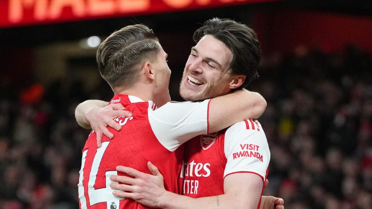El sueco Viktor Gyoekeres y el inglés Declan Rice, ambos del Arsenal, celebran después de que Georginio Rutter, del Brighton, anotara un autogol