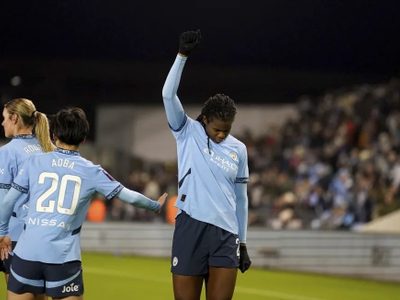 Jugadora del Manchester City anota gol y realiza el saludo del Poder Negro contra insultos racistas