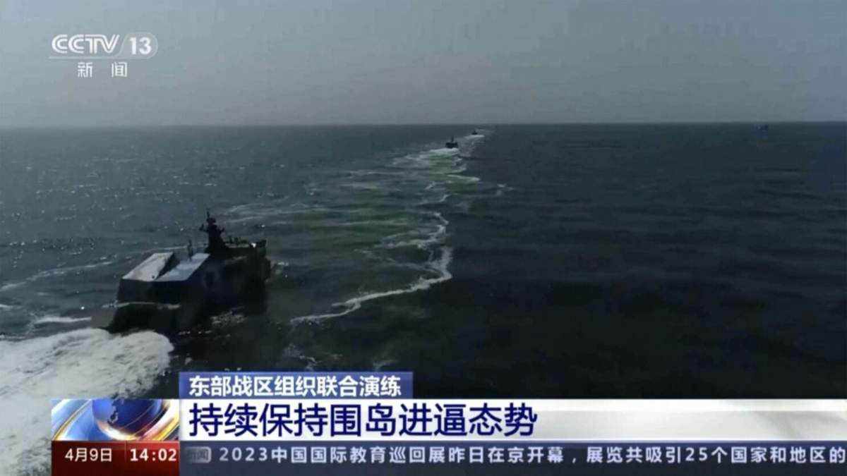 En esta imagen, tomada de un video de la cadena china CCTV, un buque de la Armada de China participa en un ejercicio militar en el Estrecho de Taiwán