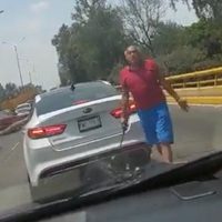 Un hombre ataca a una familia con un bastón de automóvil; policías lo capturan (Video)