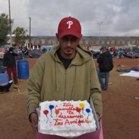 Decenas de migrantes pasan la noche bajo la lluvia y frío en albergue de Tijuana