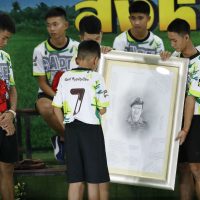 Tras recuperación exitosa, el equipo de futbol rescatado de cueva deja el hospital en Tailandia