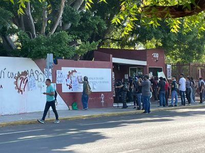 Estudiantes del CBTIS 19 de Colima marchan y protestan por acoso sexual de maestros