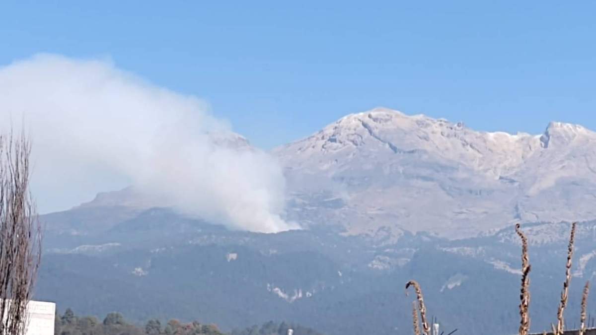Columna de humo en la zona del volcán