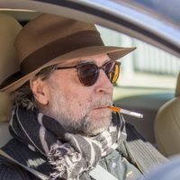 ¡Como si nada! Joaquín Sabina fue dado de alta tras once días y ¡salió fumando!