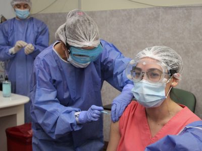 Más de 1500 trabajadores de salud se aplicaron la vacuna rusa