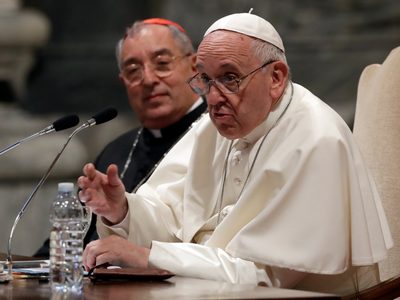El papa Francisco apuntala las leyes contra las jerarquías acusadas de abusar y encubrir
