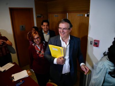 Ebrard registra su candidatura al Senado y logra acomodar a sus incondicionales