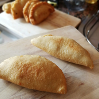 Si querés comer rico y diferente este finde, hacete estos tremendos panzerotis de tomate y muzzarella que son un 10