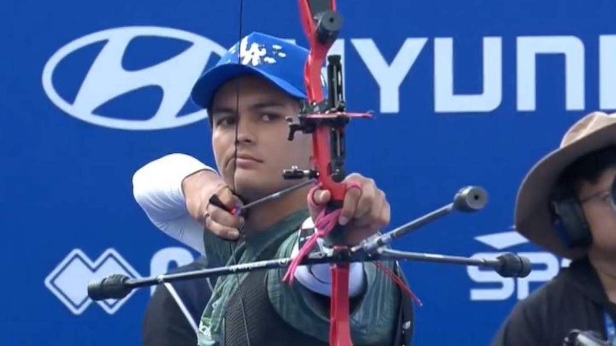 Matías Grande se enfrenta a Kim Woojin en la final de la Copa Mundial de Tiro con arco en Shanghái, China