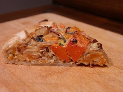 Tarta de calabaza, cebolla y queso con masa casera: un golazo para disfrutar de una rica comida este finde