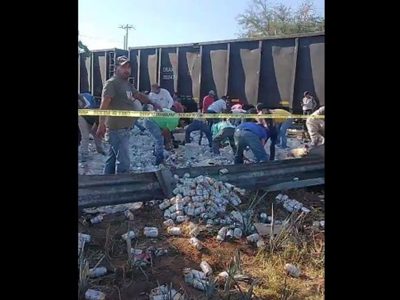 Tren choca un tráiler cargado de cerveza y se desata la rapiña