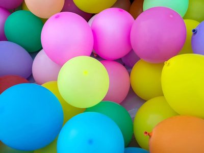 Si te sobraron algunos globos del cumpleañitos, no los tires: hacé esta hermosa lámpara para tu habitación