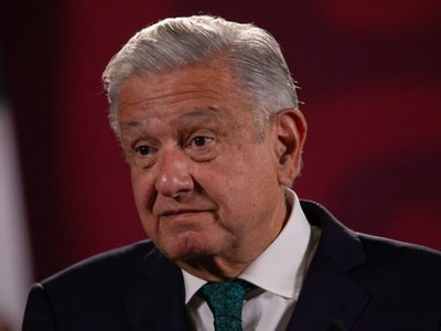 AMLO acusa a EU de "metiches" por alertas de viajes para no visitar México