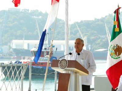 AMLO agradece labor de la Marina: en las aduanas eliminó sobornos y "plata o plomo"