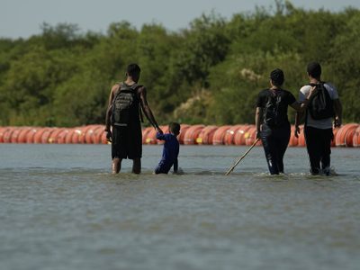 Hallan un cadáver colgando de la barrera de boyas colocadas por el gobierno de Texas en el río Bravo