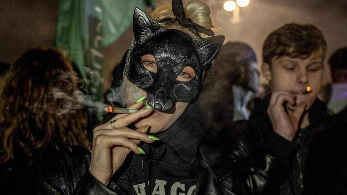 Gente fuma marihuana ante la Puerta de Brandeburgo durante un evento en Berlín el lunes 1 de abril de 2024. Alemania ha legalizado la posesión de cannabis para uso personal