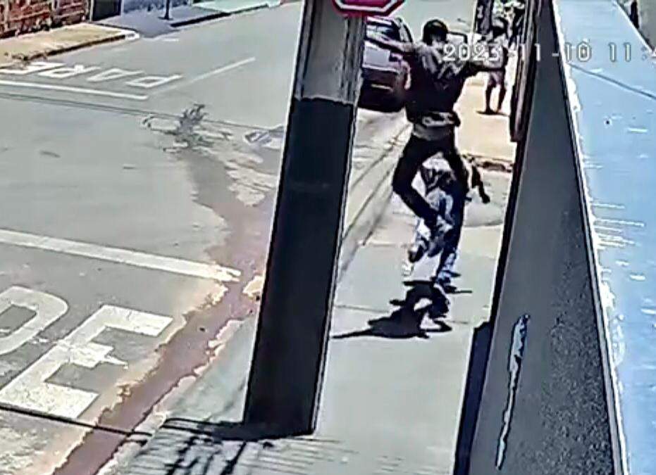 Hombre patea por la espalda a un adulto mayor en Brasil