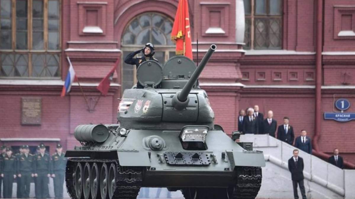 Soldados durante un desfile militar frente al Kremlin en Rusia