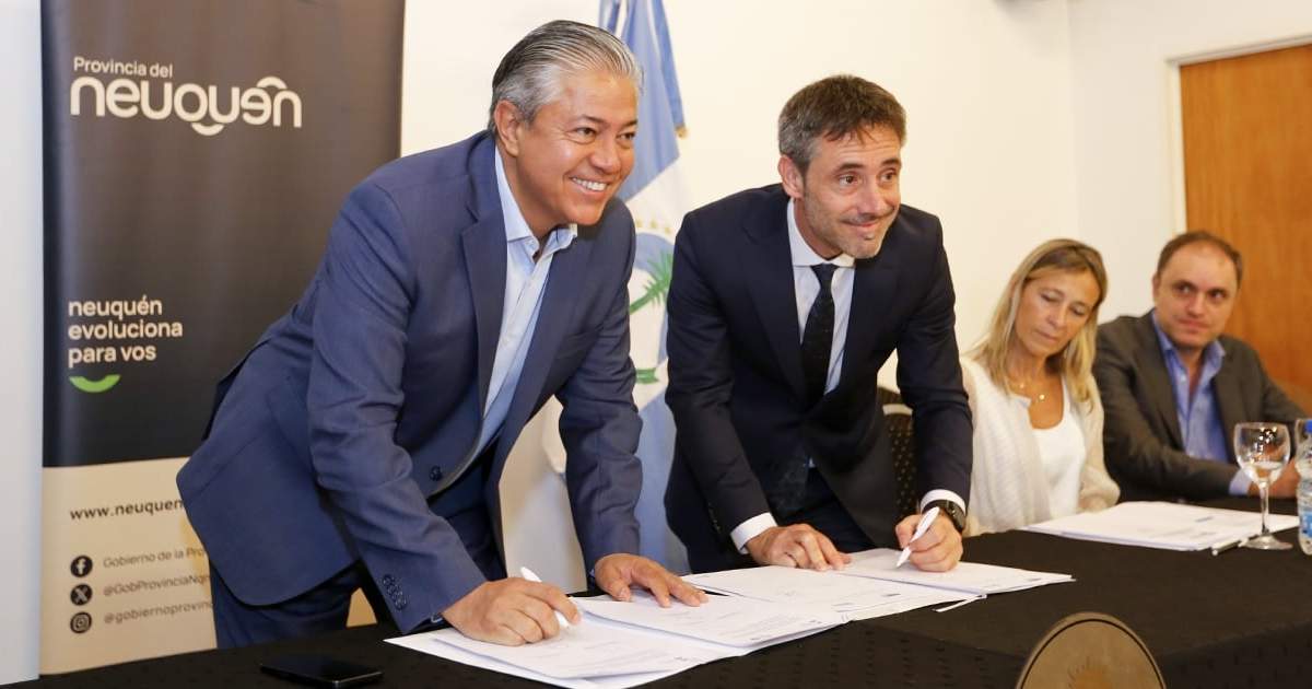 Firma de líneas de financiamiento entre el gobernador y autoridades del CFI. Fuente´: (Neuquén Informa)