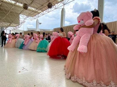 Con DJ Foxy y Bellakath, 24 adolescentes celebran sus XV Años en Santa Martha Acatitla (Video)