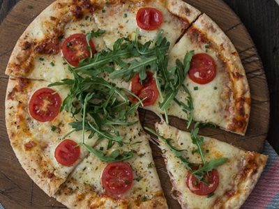 No tires la tabla de la pizza si está vieja: mirá cómo aprovecharla al máximo para crear esta mesita