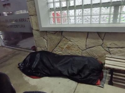 Se agudizó la crisis habitacional en Villa la Angostura, las personas duermen en el hospital