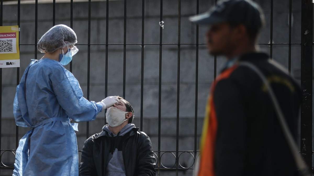 Una trabajadora sanitaria realiza una prueba de coronavirus a un paciente. Fuente: (Twitter)