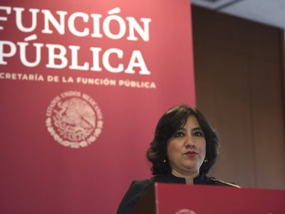 Irma Eréndira Sandoval firma su último acuerdo como titular de la SFP