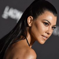 "¡Destape total!" Kourtney Kardashian ajustó su enterizo de más que... ¡Sale todo!
