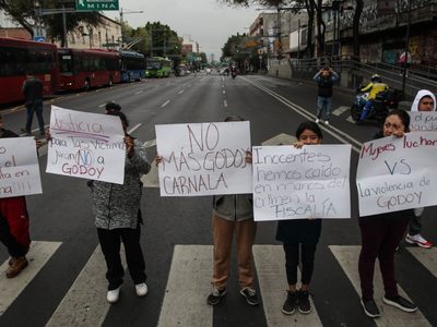 Protestan contra la ratificación de Ernestina Godoy en la FGJCDMX; bloquean Eje Central