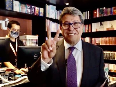 "Amor y paz": Monreal compra el álbum Panini del Mundial y propone "un poco de diversión" (Video)