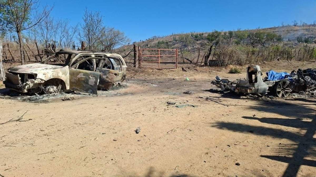 Los vehículos quemados en la comunidad de Arroyo Grande, Sanalona