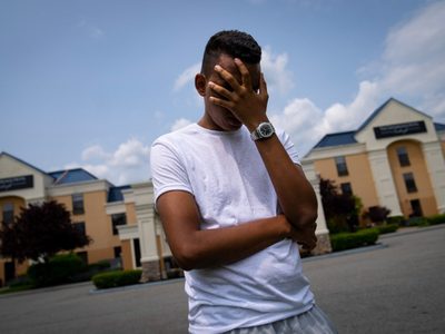 Buscando asilo y empleo, migrantes reubicados desde Nueva York hallan hostilidad
