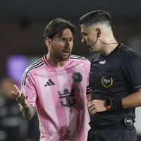 MLS multa a Messi por poner la mano en el cuello de asistente del NYCFC (Video)