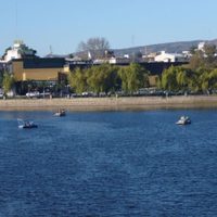 Voluntarios limpiaron la Costanera del lago San Roque