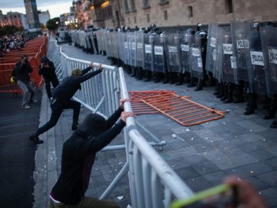 Marcha contra la militarización en CDMX, “sin contratiempos mayores” pese a encapuchados: Batres
