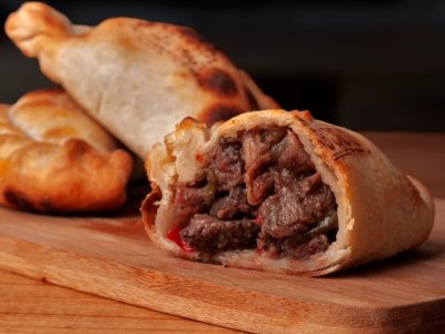 La verdadera receta de las empanadas de carne cortada a cuchillo: jugosas y con el secreto para que no se desarmen