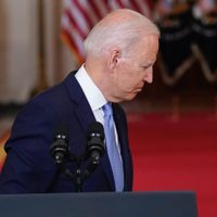 "Es tiempo de mirar al futuro", dice Biden al declarar el final de la guerra en Afganistán